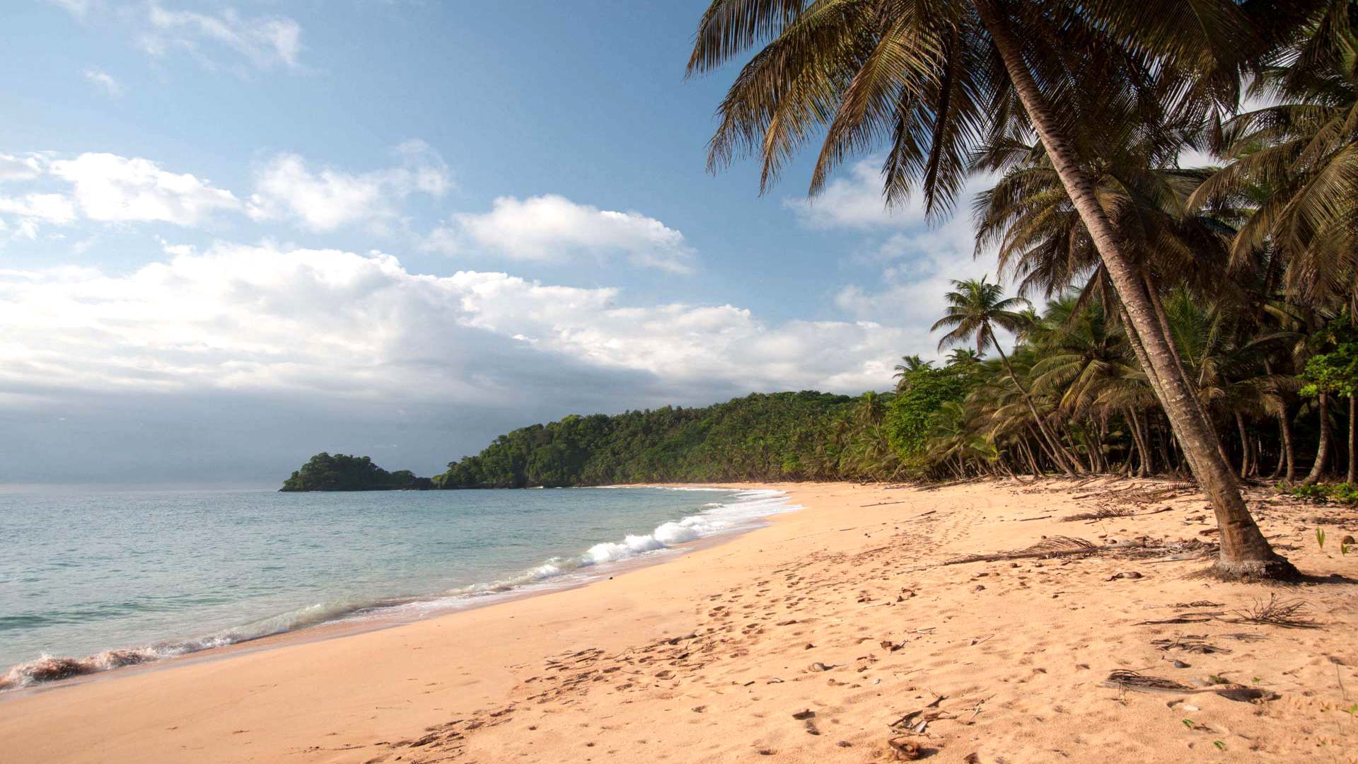 Praia Coco, Praia Santa Rita, Praia Banana, Praia das Burras, Praia Macaco et Praia Boi: petites plages isolées entre végétation luxuriante et le bleu d’une mer calme sur l’île de Principe