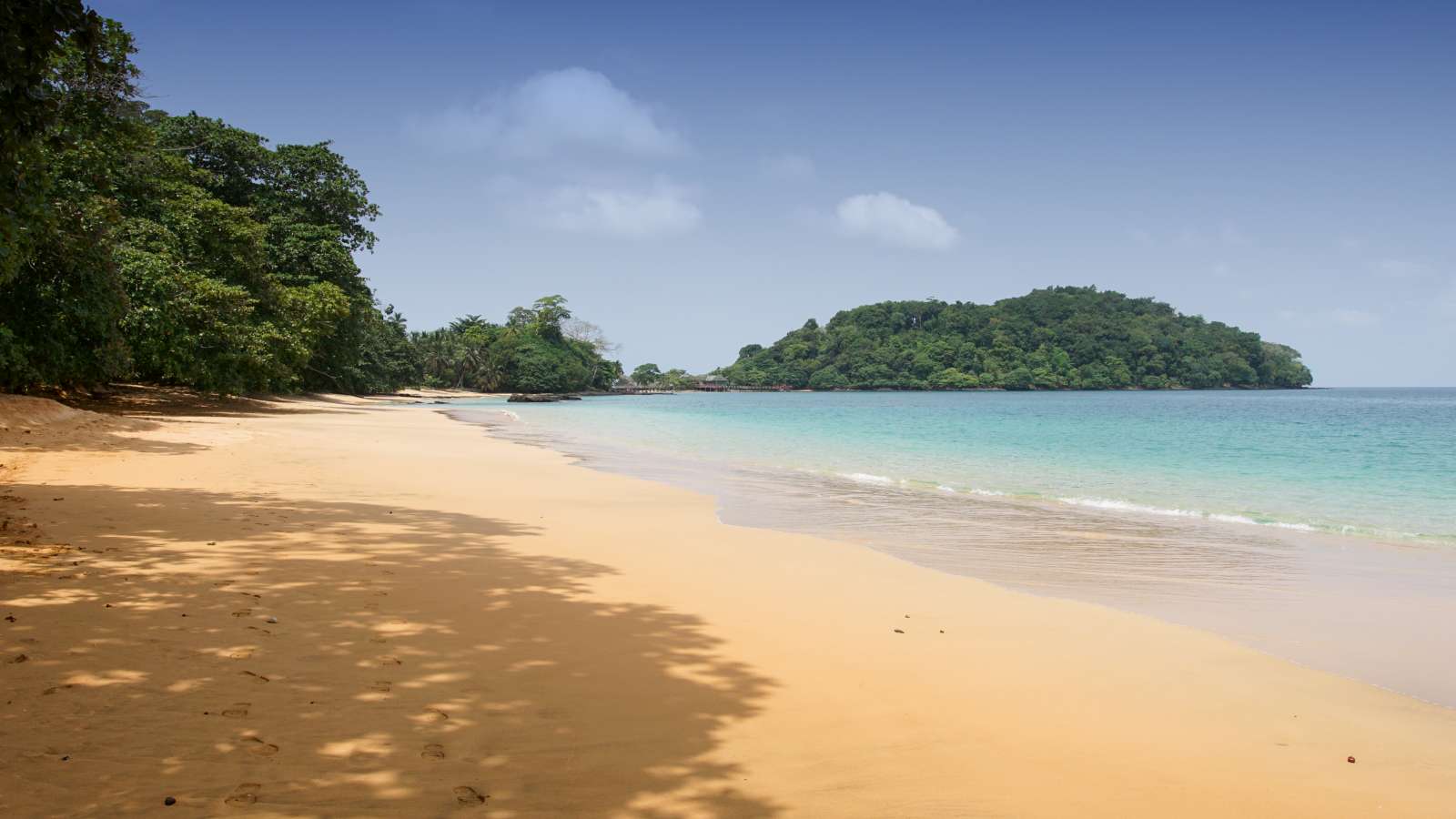 L’île de Principe offre une multitude de petites plages isolées entre végétation luxuriante et le bleu d’une mer calme