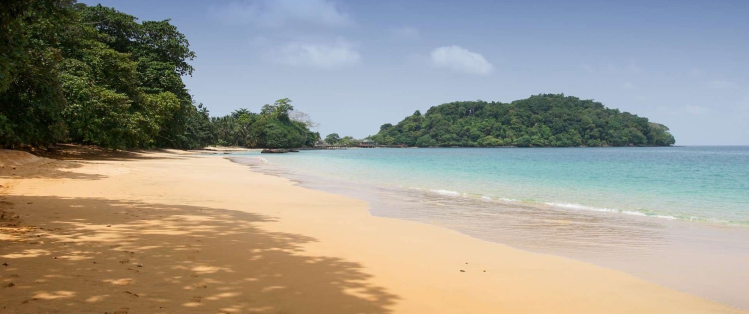L’île de Principe offre une multitude de petites plages isolées entre végétation luxuriante et le bleu d’une mer calme