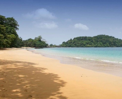 L’île de Principe offre une multitude de petites plages isolées entre végétation luxuriante et le bleu d’une mer calme