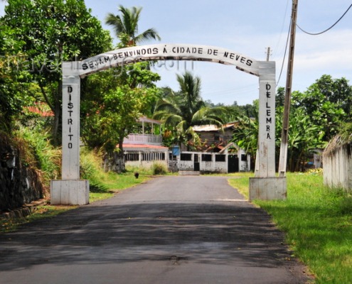 Ville de Neves, l’une des plus anciennes de l’île de Sao Tomé, traversée par la rivière Lembá, principal pôle industriel de l’archipel