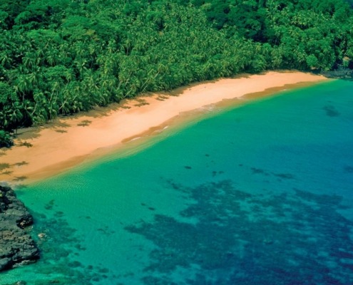 Baía das Agulhas, mer bleue et nature luxuriante, baie protégée de la zone ouest du parc naturel de Principe