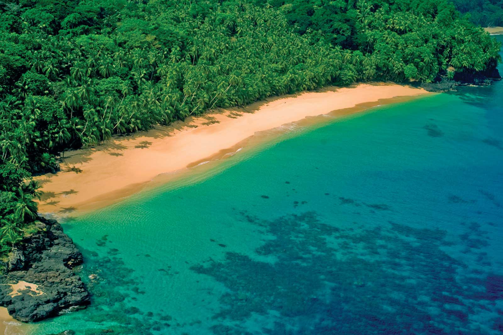 Baía das Agulhas, mer bleue et nature luxuriante, baie protégée de la zone ouest du parc naturel de Principe