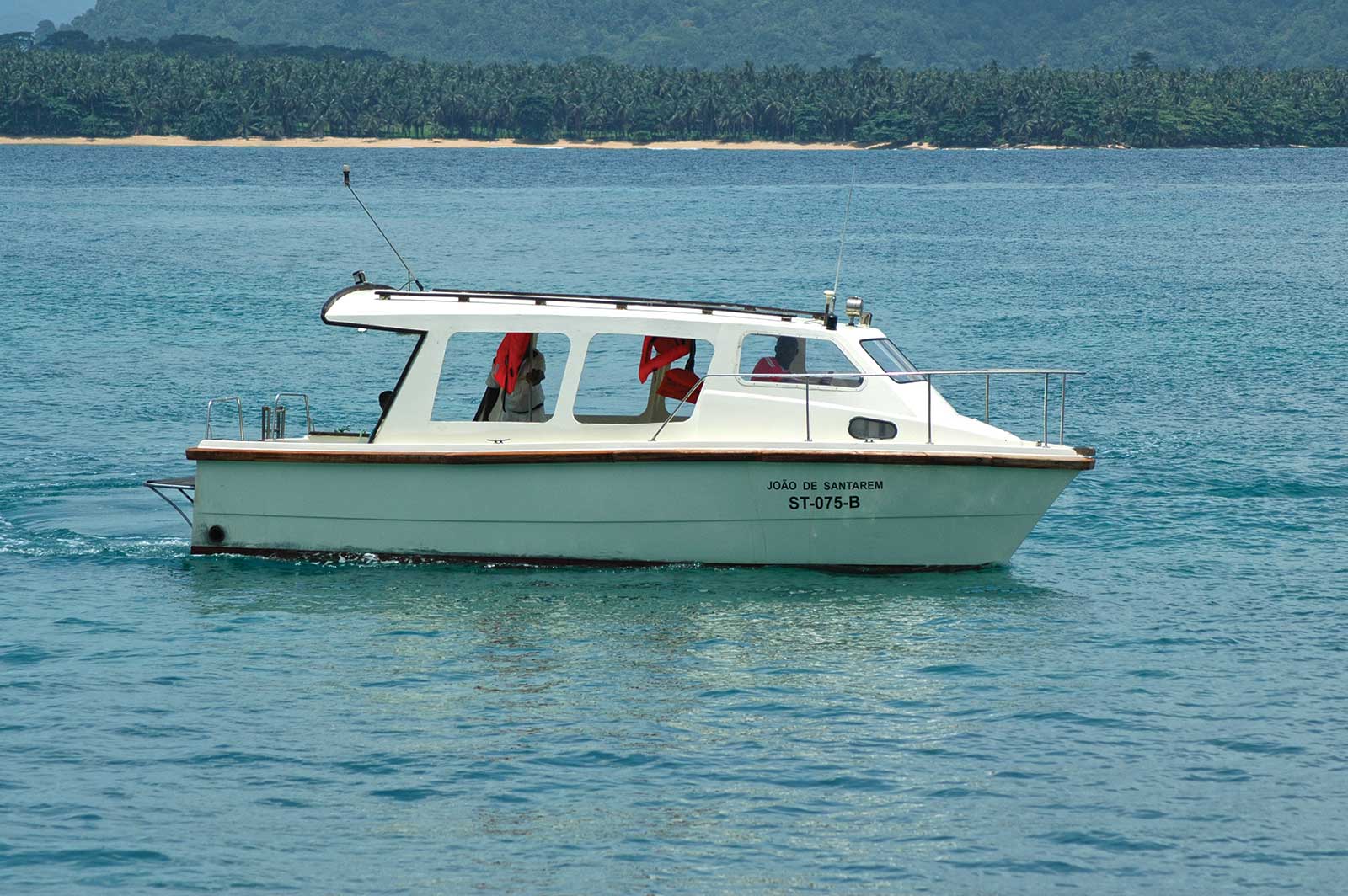 Une excursion en bateau à la découverte des plus belles plages du nord-est de l’île de Principe