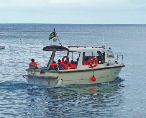 Découvrir l’îlot de Rolas en bateau par les baies et plages et snorkeling pour apprécier les milliers de poissons multicolores se confondant avec les bancs de coraux