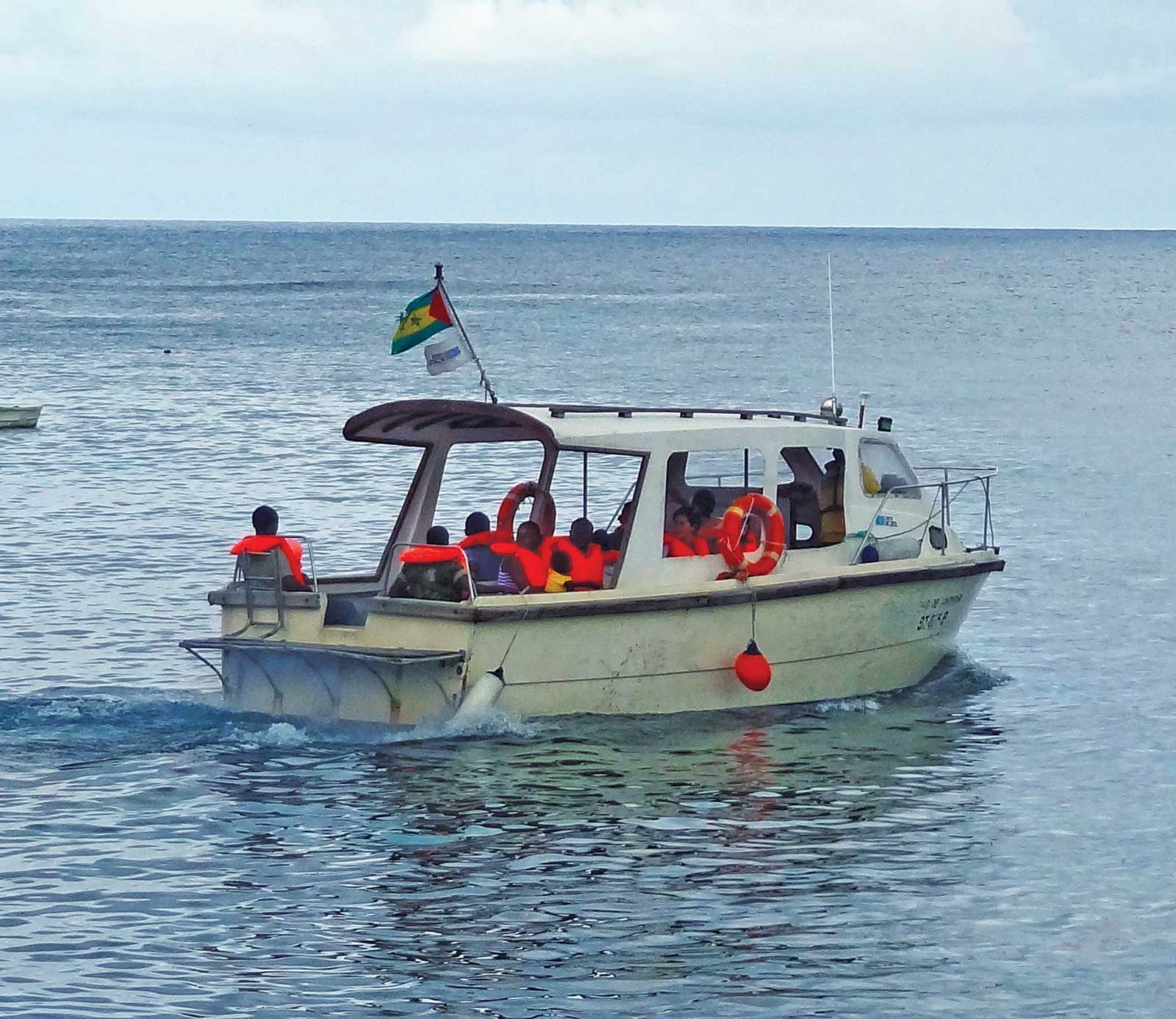 Découvrir l’îlot de Rolas en bateau par les baies et plages et snorkeling pour apprécier les milliers de poissons multicolores se confondant avec les bancs de coraux