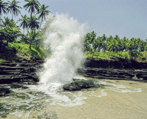 "Boca do inferno" la bouche de l'enfer, coulée volcanique dans l'Océan qui ressemble à une bouche, les vagues s'y engouffrent violemment. Le spectacle est grandiose