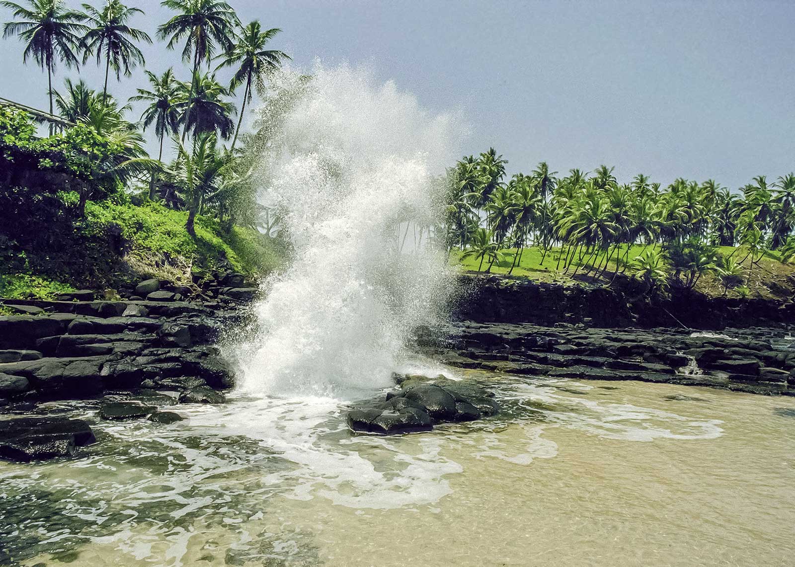 "Boca do inferno" la bouche de l'enfer, coulée volcanique dans l'Océan qui ressemble à une bouche, les vagues s'y engouffrent violemment. Le spectacle est grandiose