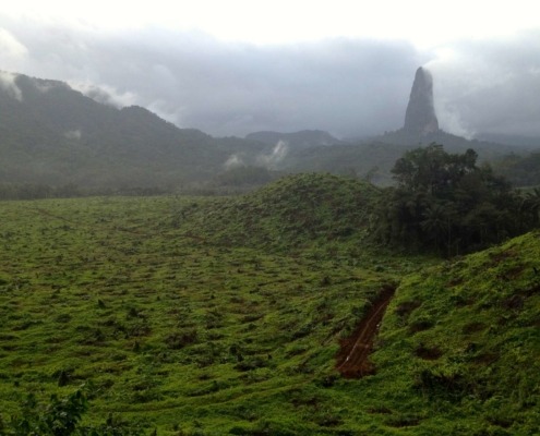 Parc Naturel de Ôbo et vue sur le Pico do Cão Grande, parcourir l'île de Sao Tomé en séjournant dans de petites structures rurales
